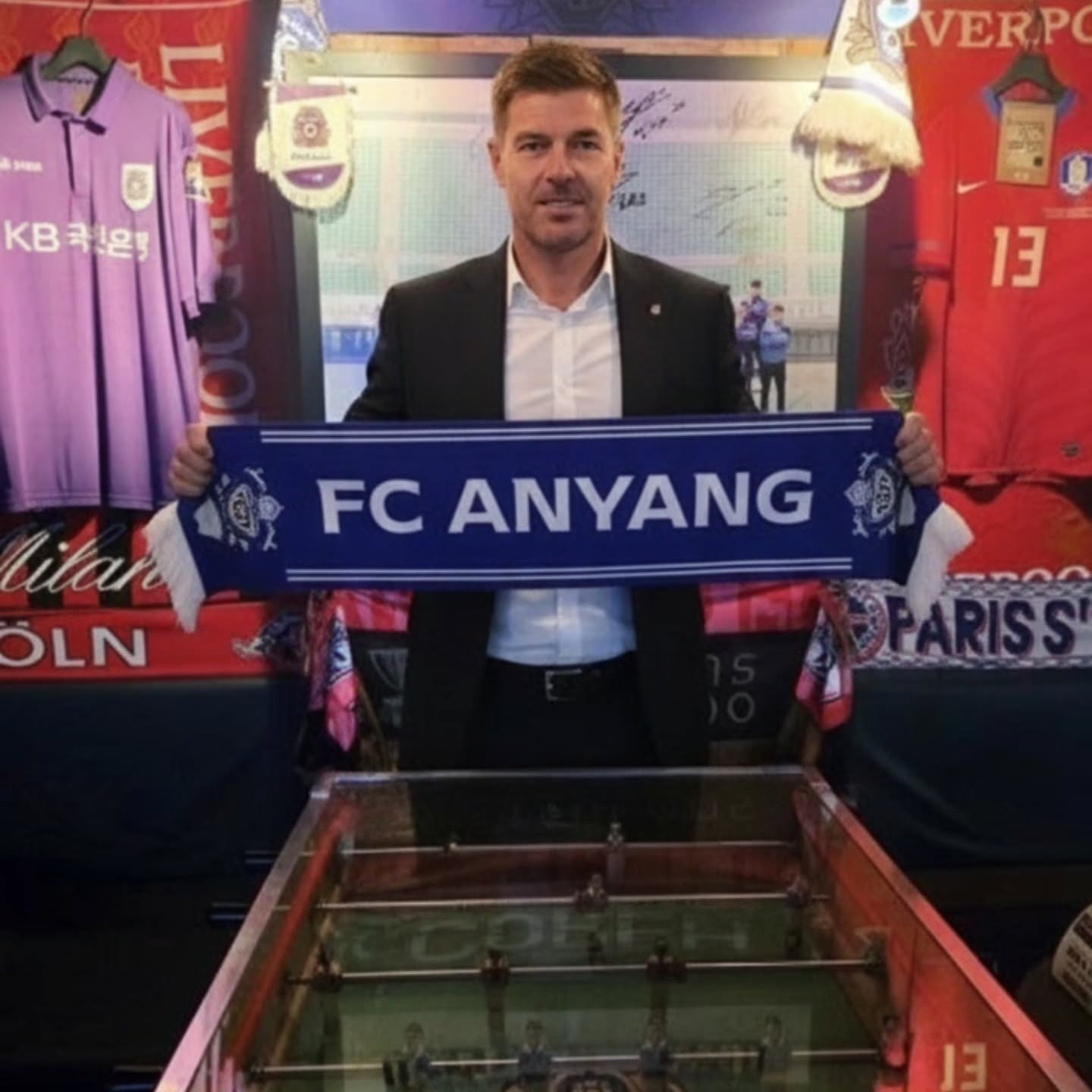 리버풀펍의 테이블 축구와 축구 장식